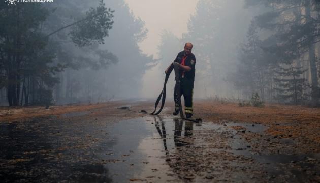 У Полтавській області лісові пожежі тривають вже четверту добу, внаслідок чого з шести населених пунктів було здійснено евакуацію мешканців.