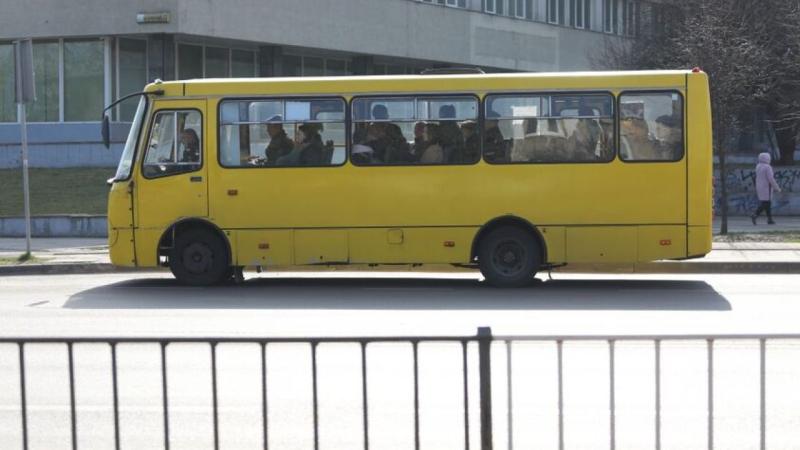 Пасажири не змогли дістатися свого місця призначення. На вулиці Шевченка у Львові маршрутний автобус почав диміти.