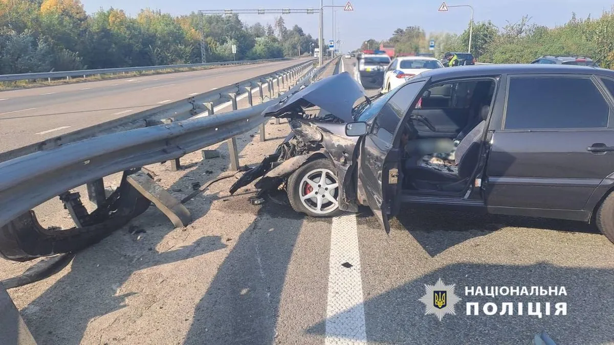 Водій втратив свідомість за кермом і врізався у вантажівку на дорозі Київ-Чоп | УНН