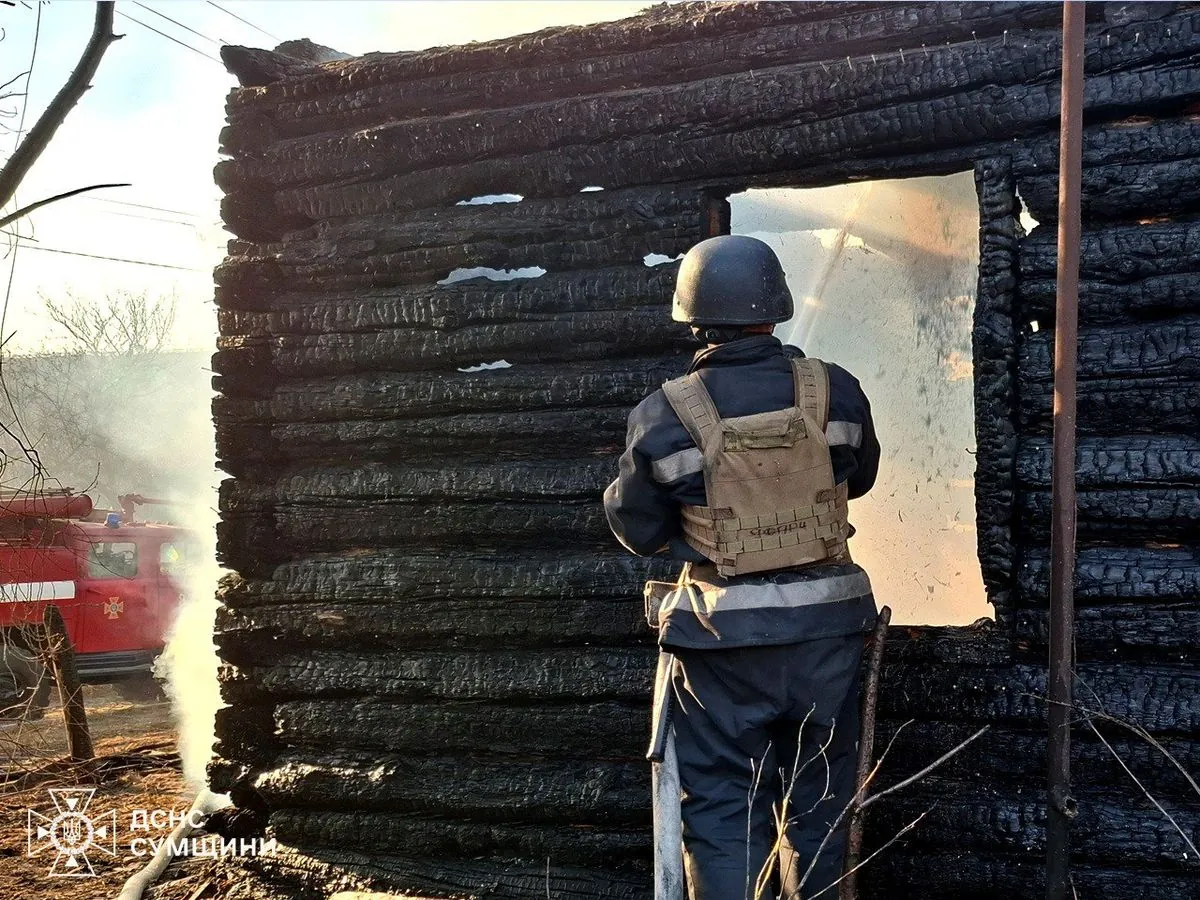 Рятувальні служби Сумської області успішно приборкали вогонь, що спалахнув у житлових районах внаслідок обстрілів з боку агресора | УНН