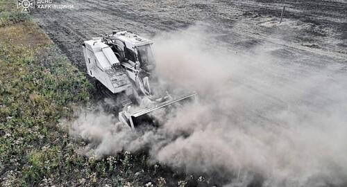 Сапери продемонстрували, яким чином британська спеціальна техніка сприяє розмінуванню територій Харківської області (відео)