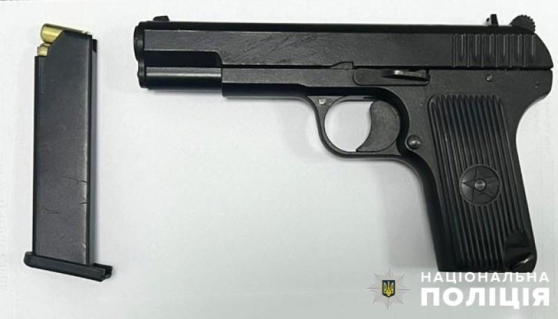 Правоохоронці confiscated the firearm, which was used to threaten Ніколас Кармі.