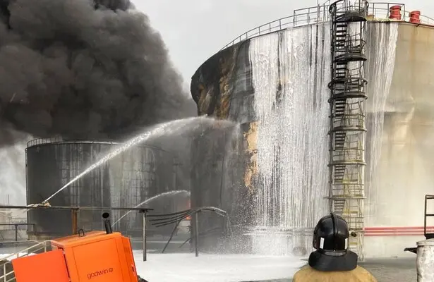 Згорілі ємності та водойми, заповнені виливом води: з'явилися знімки знищеної нафтобази у Феодосії.