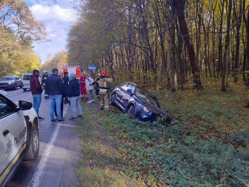 Поблизу Львова сталася аварія, коли маршрутка в'їхала в BMW: у автобуса відлетіло колесо.