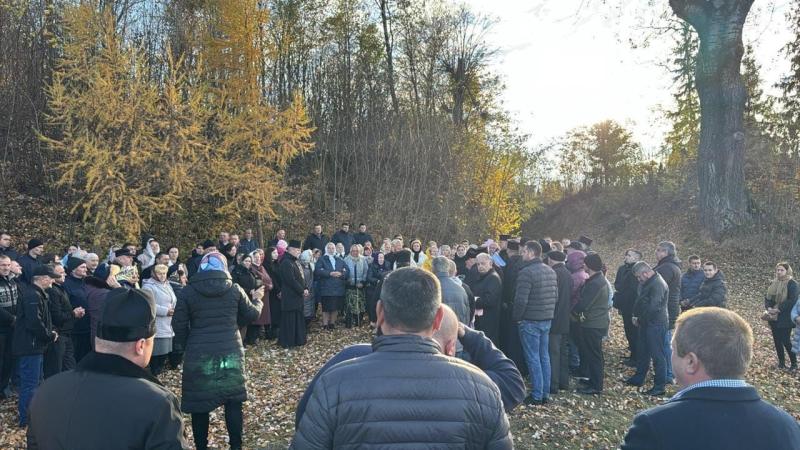 На загальних зборах релігійної громади села Віднів було ухвалено рішення про розірвання стосунків з московською церквою.